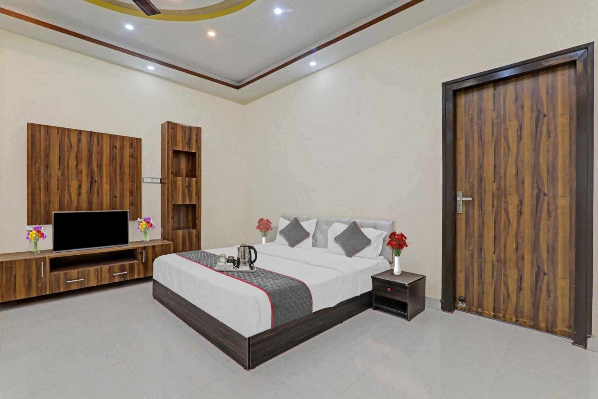 Townhouse Relax Inn Chinhat エクステリア 写真