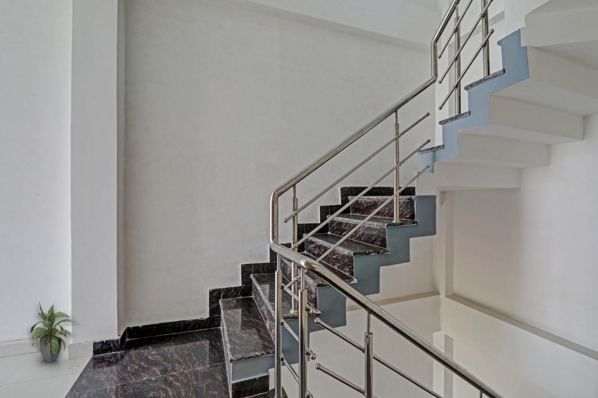 Townhouse Relax Inn Chinhat エクステリア 写真