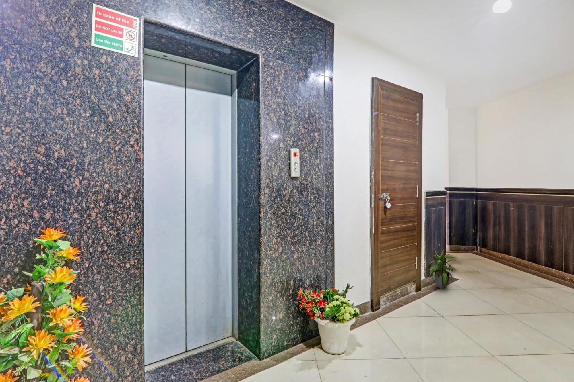 Townhouse Relax Inn Chinhat エクステリア 写真