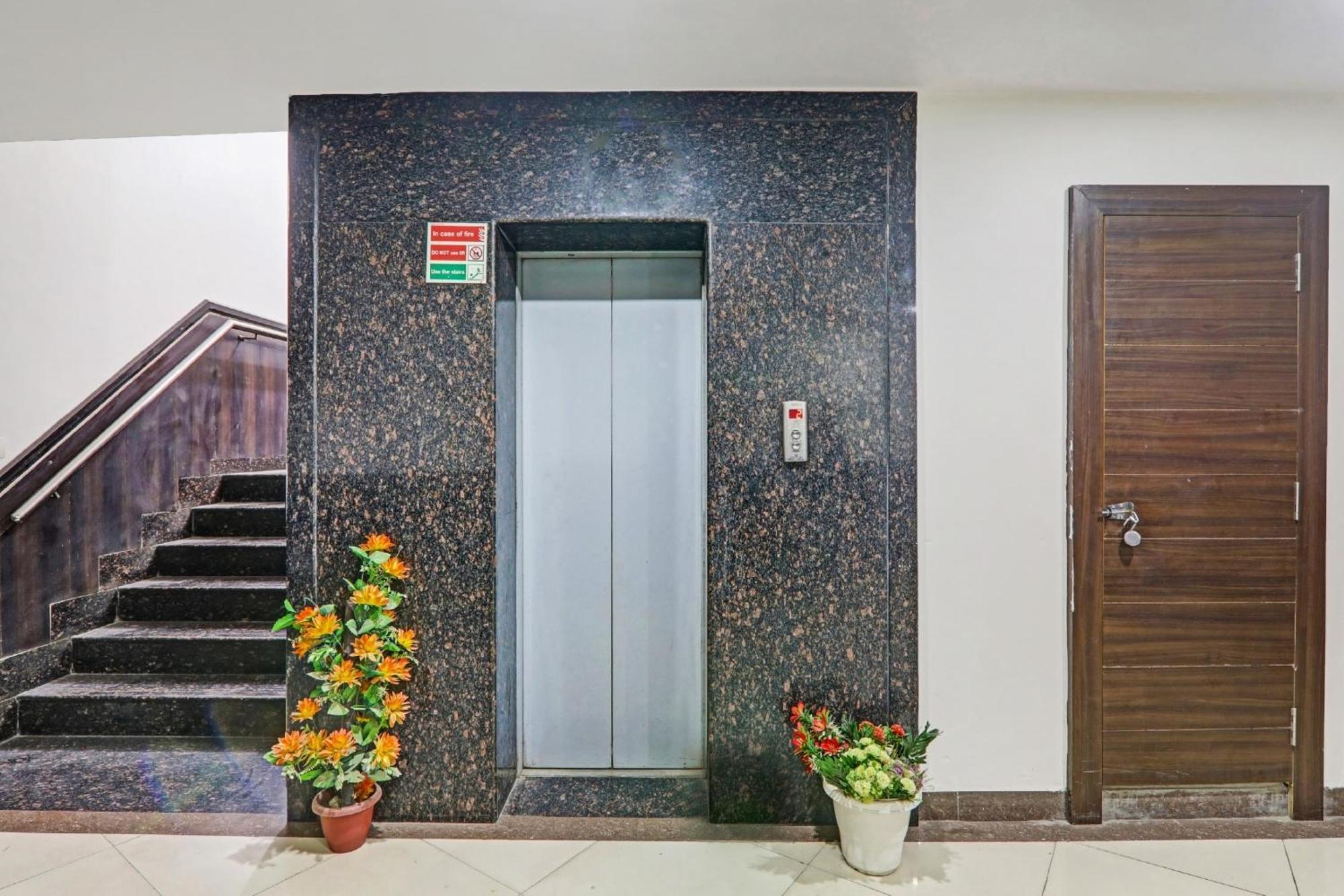 Townhouse Relax Inn Chinhat エクステリア 写真