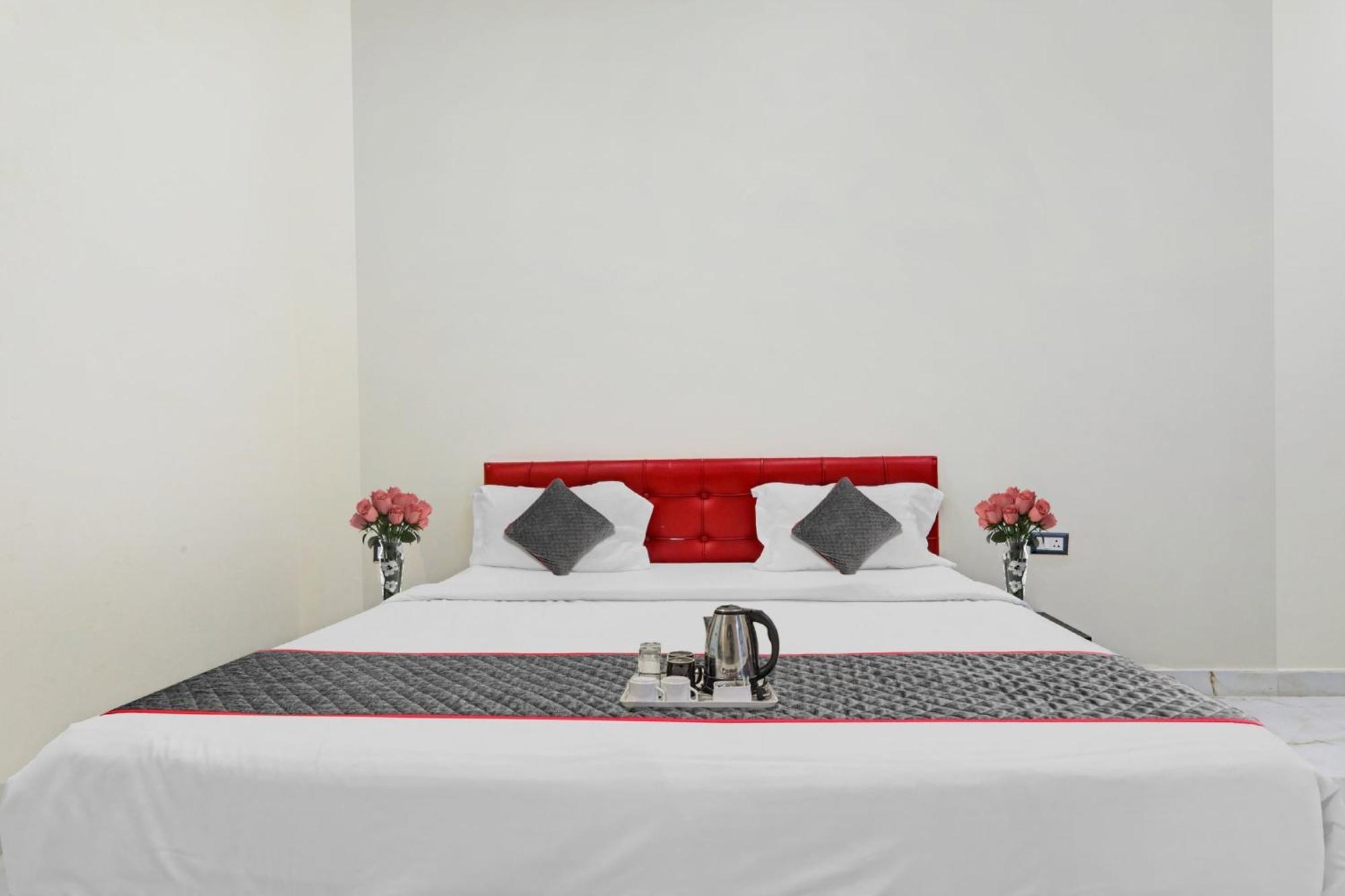 Townhouse Relax Inn Chinhat エクステリア 写真