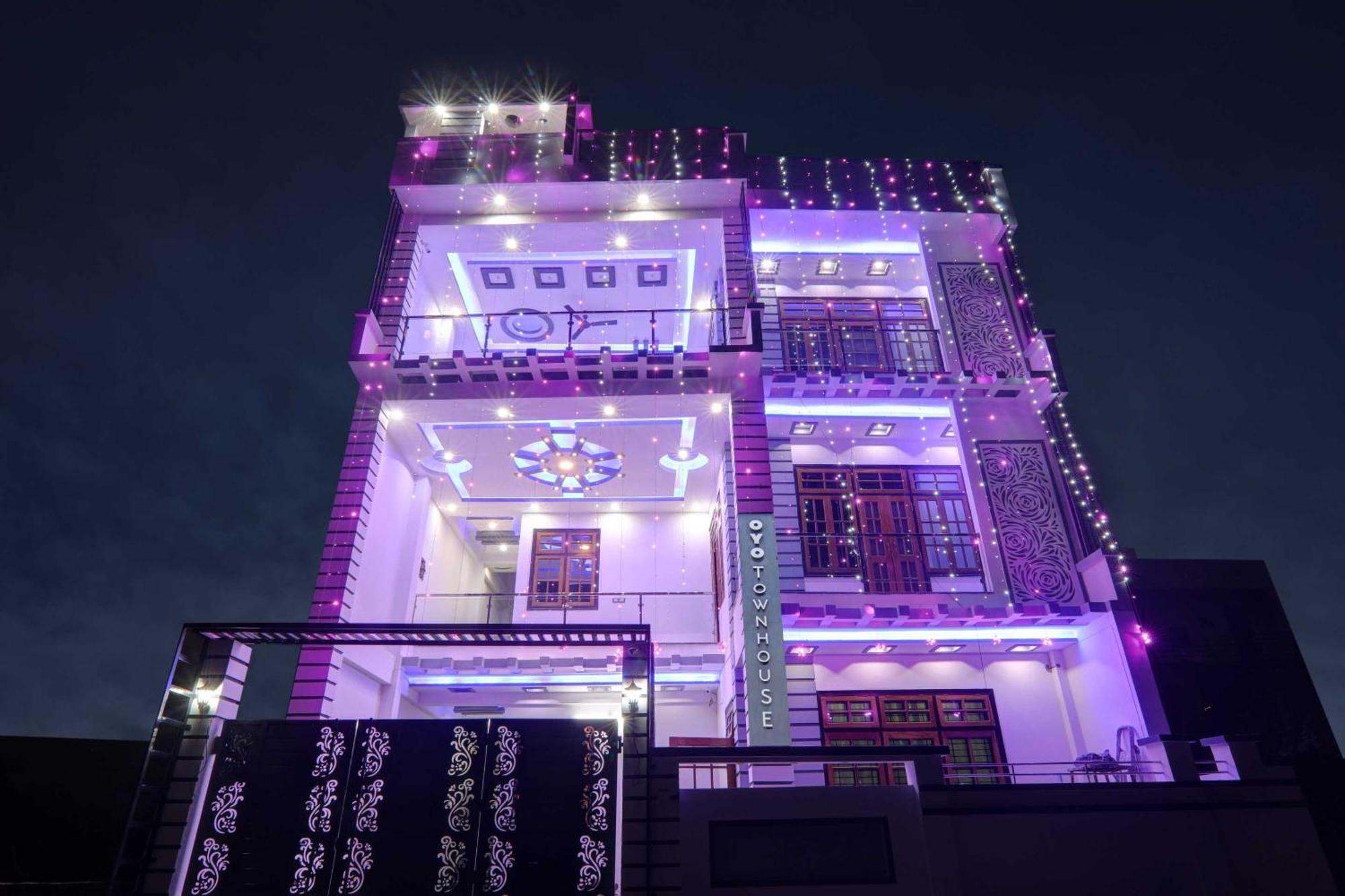 Townhouse Relax Inn Chinhat エクステリア 写真